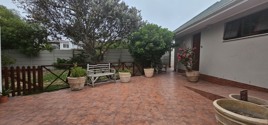 3 Bedroom Property for Sale in Middedorp Western Cape